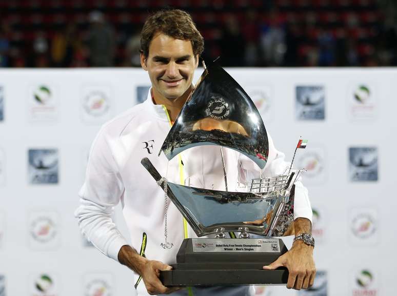 Federer exibe título conquistado em Dubai