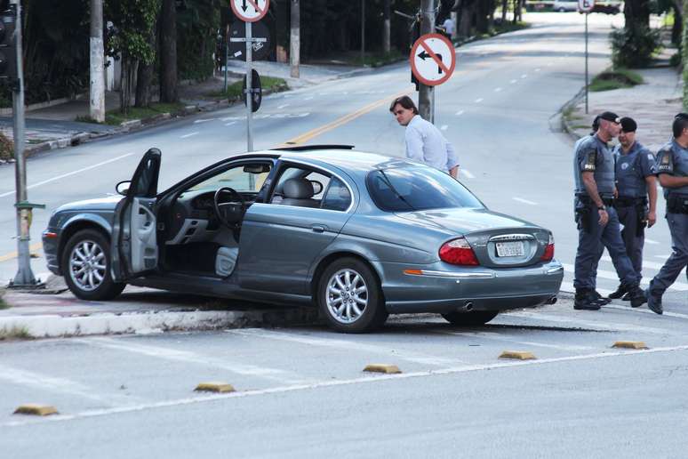 Carro de empresário foi abordado por criminosos durante a fuga