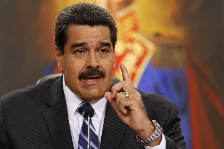 <p>Nic&oacute;las Maduro tamb&eacute;m ordenou a revis&atilde;o do n&uacute;mero de diplomatas americanos destacados em Caracas, capital da Venezuela</p>