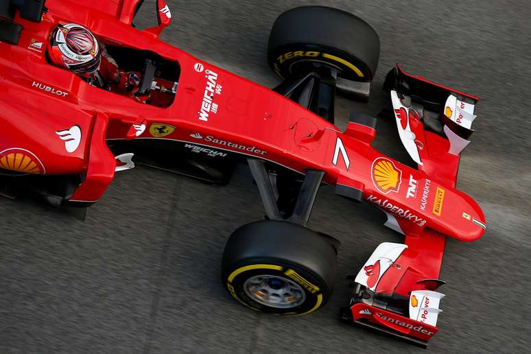 <p>Raikkonen tenta buscar o melhor acerto da Ferrari</p>