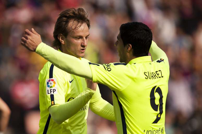 Rakitic e Suárez perderam para Douglas votação de melhor contratação do Barça