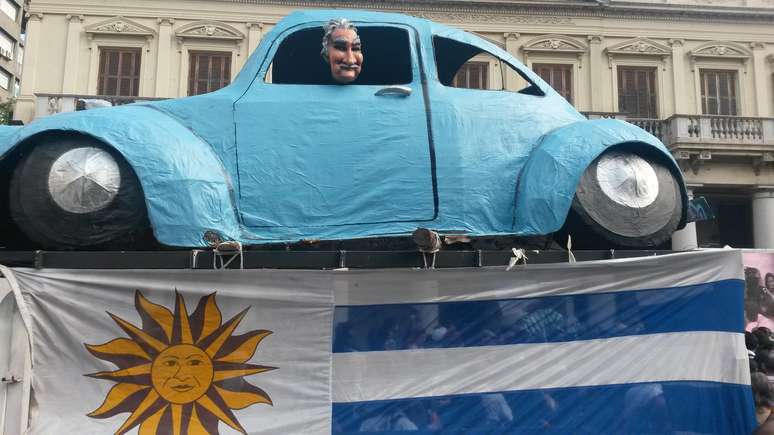 <p>"Fusca foi feito em 15 dias por um artista que faz 'cabeçudos' (bonecos tradicionais do Carnaval uruguaio) e me ofereci para trazê-lo no meu carro, contou Raul Presyones.</p>