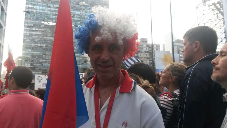 <p>Aposentado Guillermo Verona, 59, acompanhou a cerimônia com as cores da Frente Ampla na cabeça e com a bandeira da coalizão nas mãos</p>
