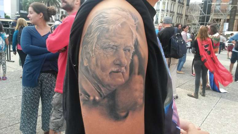 <p>Emiliano Cardozo, 18, tem uma tatuagem de Mujica no braço</p>