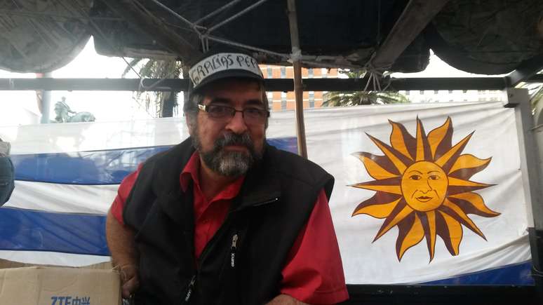 <p>Sou um simpatizante do Pepe, da Frente Ampla (a coalizão governista integrada pelo partido de Mujica), e organizamos a vinda a essa despedida com amigos e integrantes do MPP do Cerro (bairro operário de Montevidéu)", diz Raul Presyones</p>