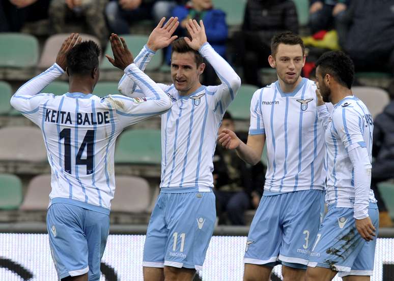 <p>Klose comemora com os companheiros mais um gol pela Lazio</p>