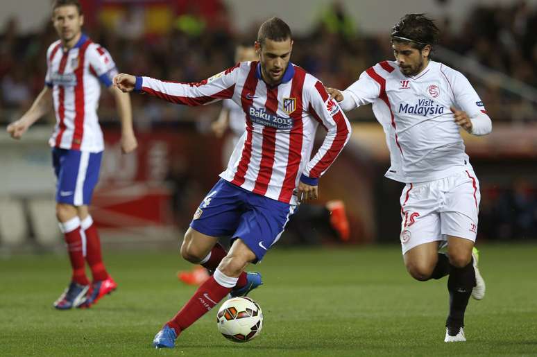 Mario Suárez e Banega disputam lance no empate sem gols entre Atlético de Madrid e Sevilla