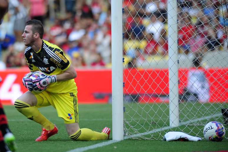 Paulo Victor ficou parado enquanto o chute de Tomás bateu na trave e no próprio goleiro antes de entrar