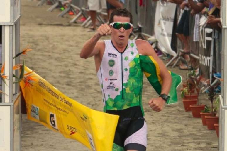 <p>Marcus Fernandes conquistou o bicampeonato no Triathlon de Santos neste domingo</p>