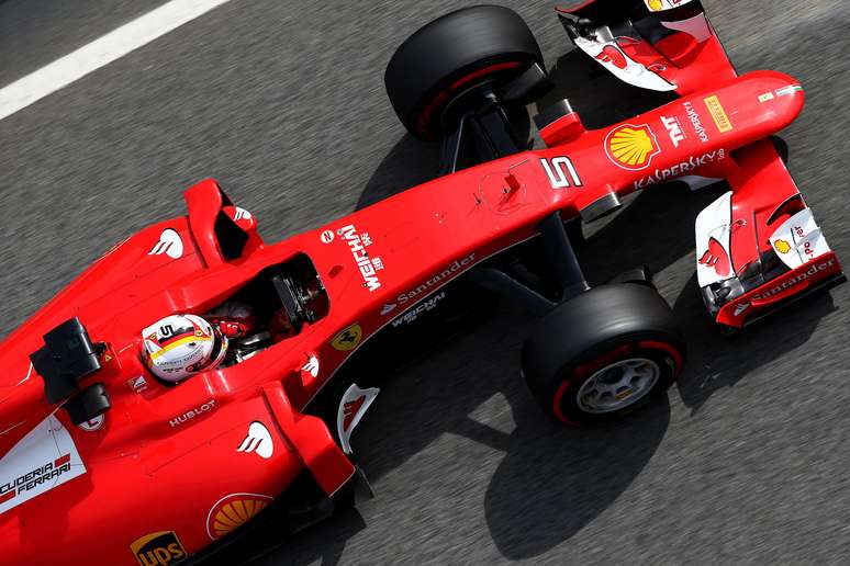 <p>Vettel está na primeira temporada vestindo o vermelho da Ferrari</p>