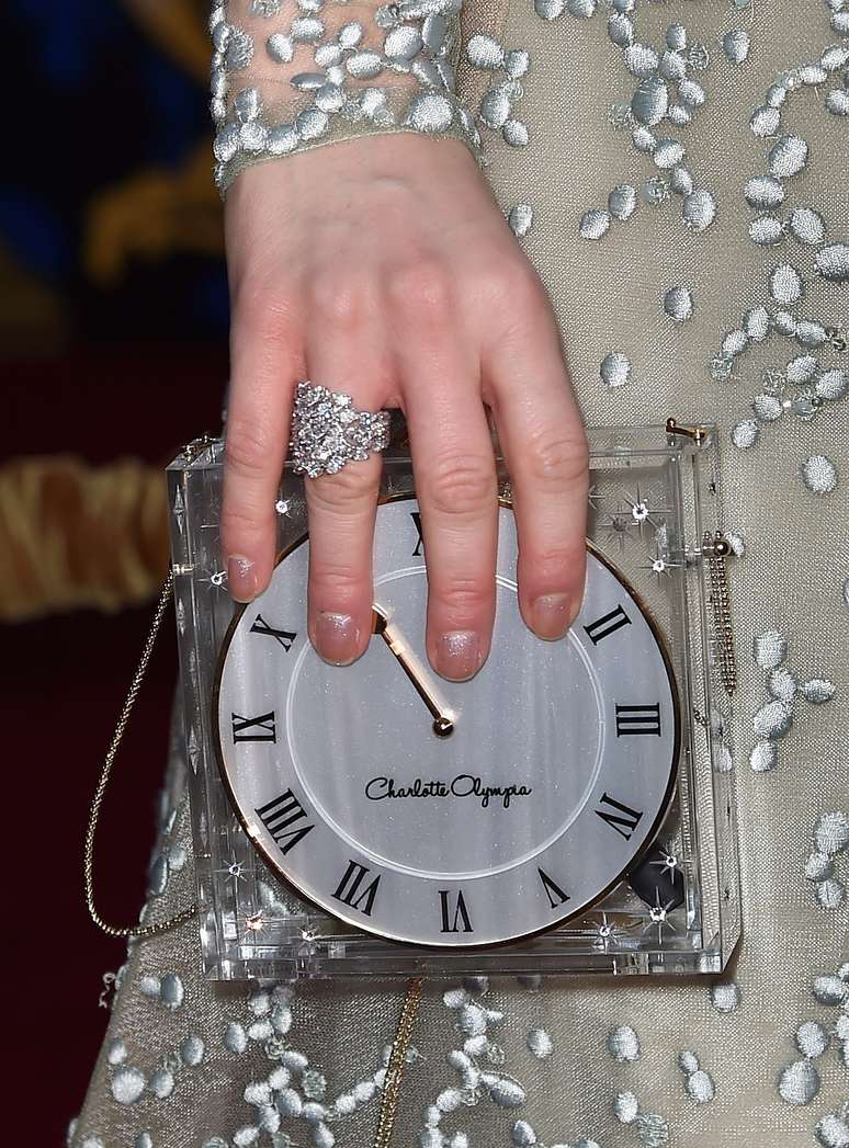 Detalhe da bolsa de Lily James