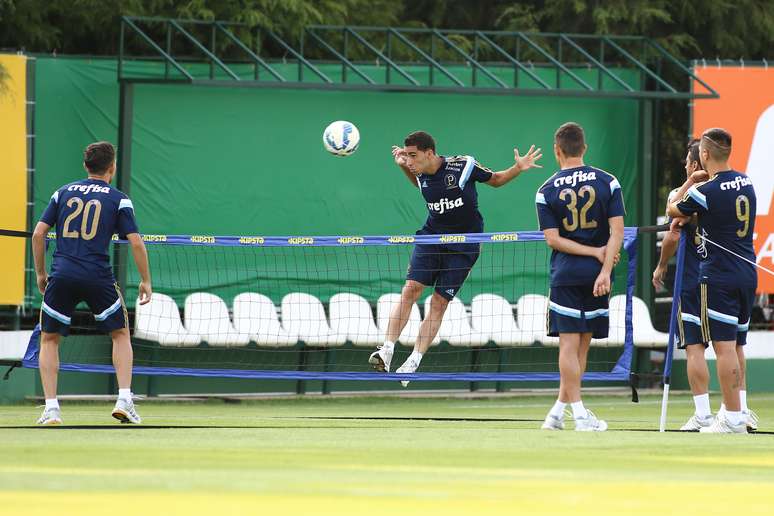 <p>Allione, Cristaldo, Robinho, Dudu, Lucas e Gabriel (foto) disputaram futev&ocirc;lei com a rede baixa</p>