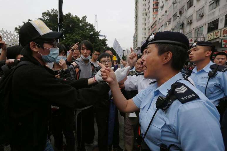 Manifestante discutindo com policial durante protesto em Hong Kong.  01/03/2015