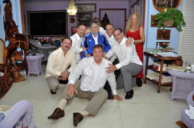 Ex-presidente Fidel Castro com os cinco cubanos espiões e esposa