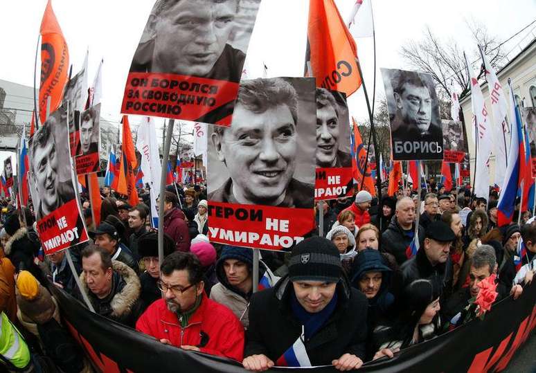 <p>Protesto em homenagem ao opositor russo Boris Nemtsov, no centro de Moscou</p>