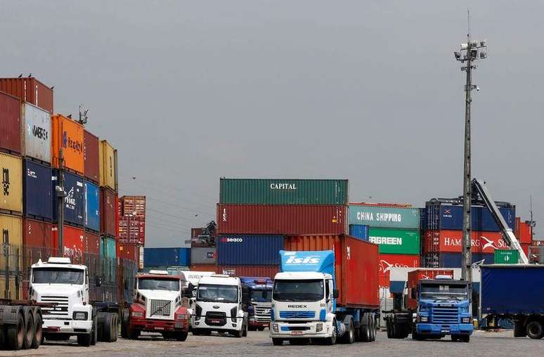 Caminhões parados no porto de Santos.  25/02/2015