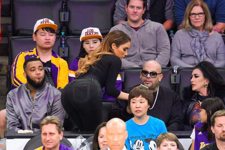 <p>Nikki Mudarris encantou com "abundância" nas arquibancadas do Staples Center</p>