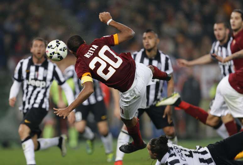 Keita marca o gol de empate para a Roma 
