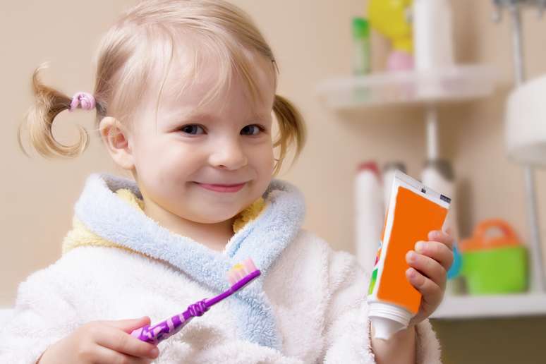 A orientação da Associação Americana de Pediatria é que a pasta de dente com flúor seja utilizada sob orientação de um dentista e com a quantidade recomendada.