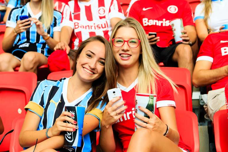 Fotos de torcedores de Internacional e Grêmio que ficaram no setor misto em jogo que terminou empatado por 0 a 0