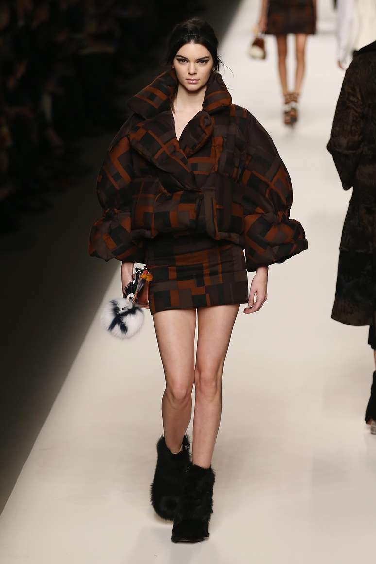 <p>Kendall Jenner, de 19 anos, tamb&eacute;m desfilou para a Fendi, comandada por Karl Lagerfeld</p>