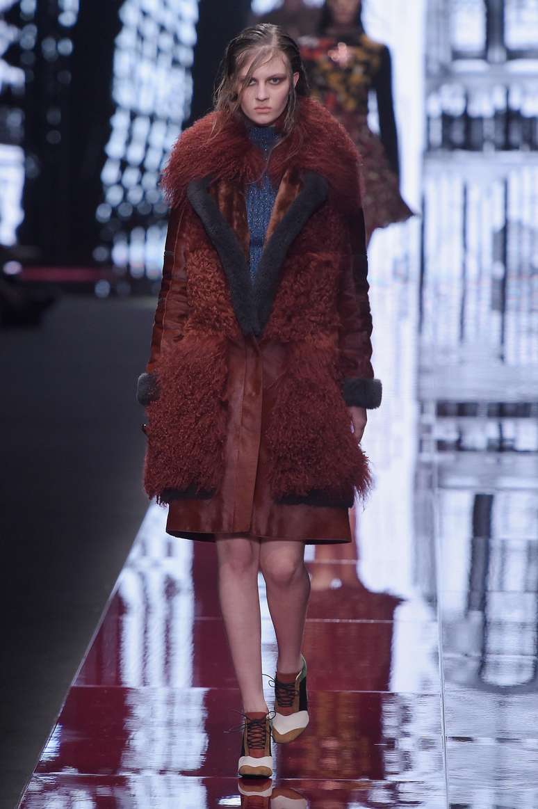 <p>Com pele e gola grande em tom bord&ocirc;, o modelo &eacute; da grife Just Cavalli</p>