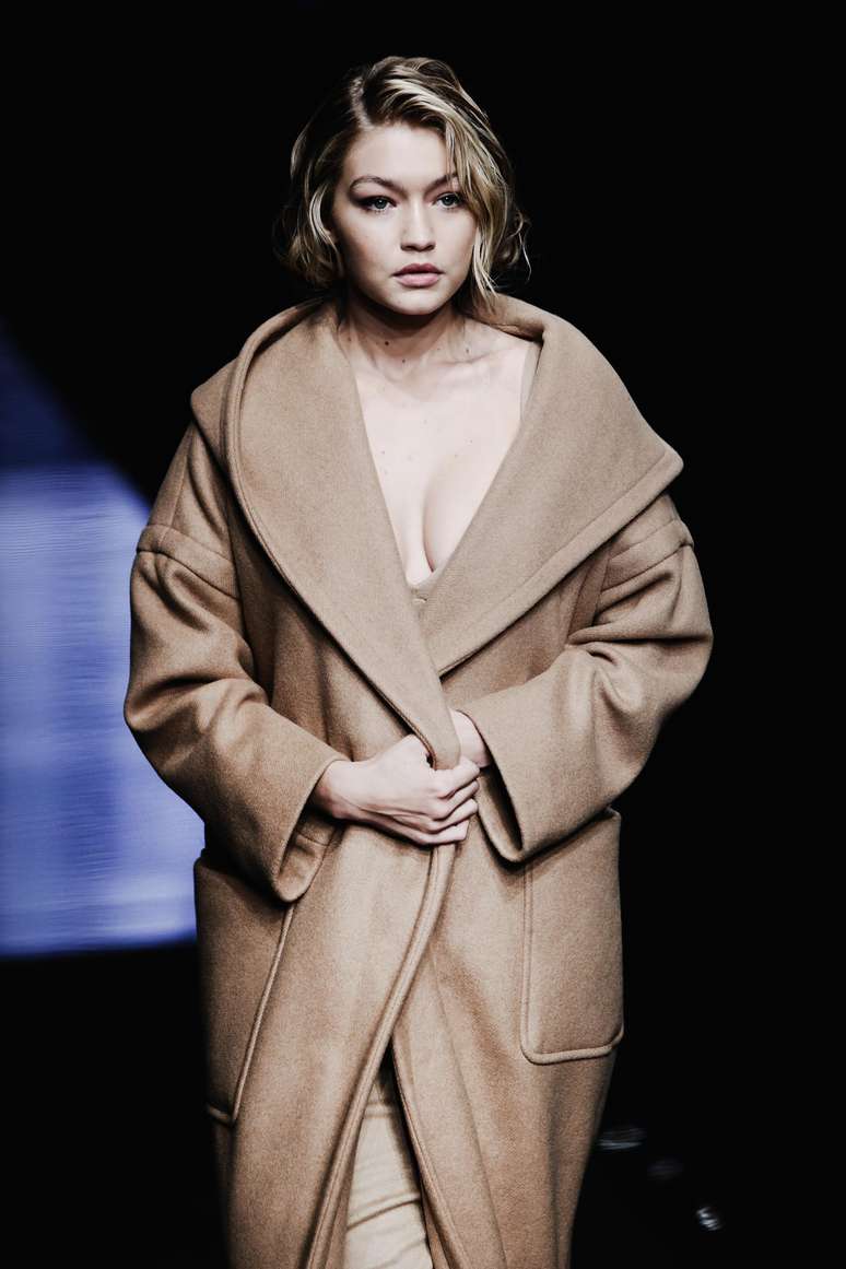 <p class="text">Gigi Hadid, a nova top do momento, desfila com casaco amplo proposto pela grife Max Mara</p>