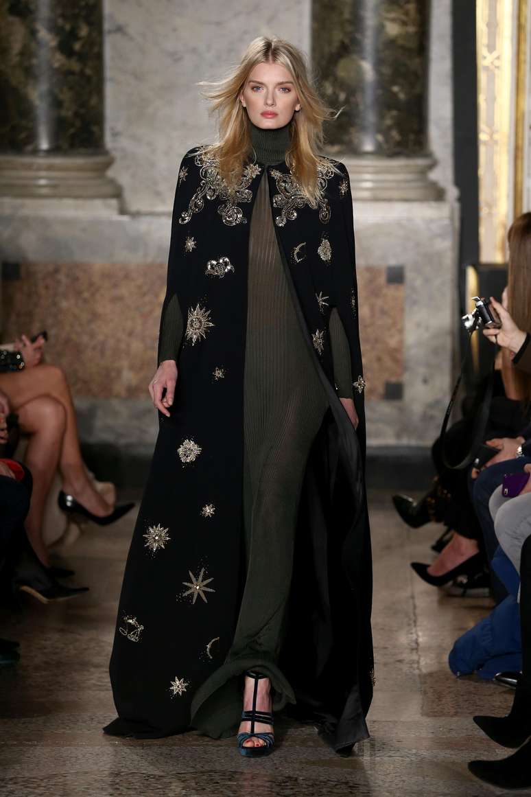 <p>A Pucci também optou por casacos longos, lembrando os anos 70 e elementos do zodíaco</p>