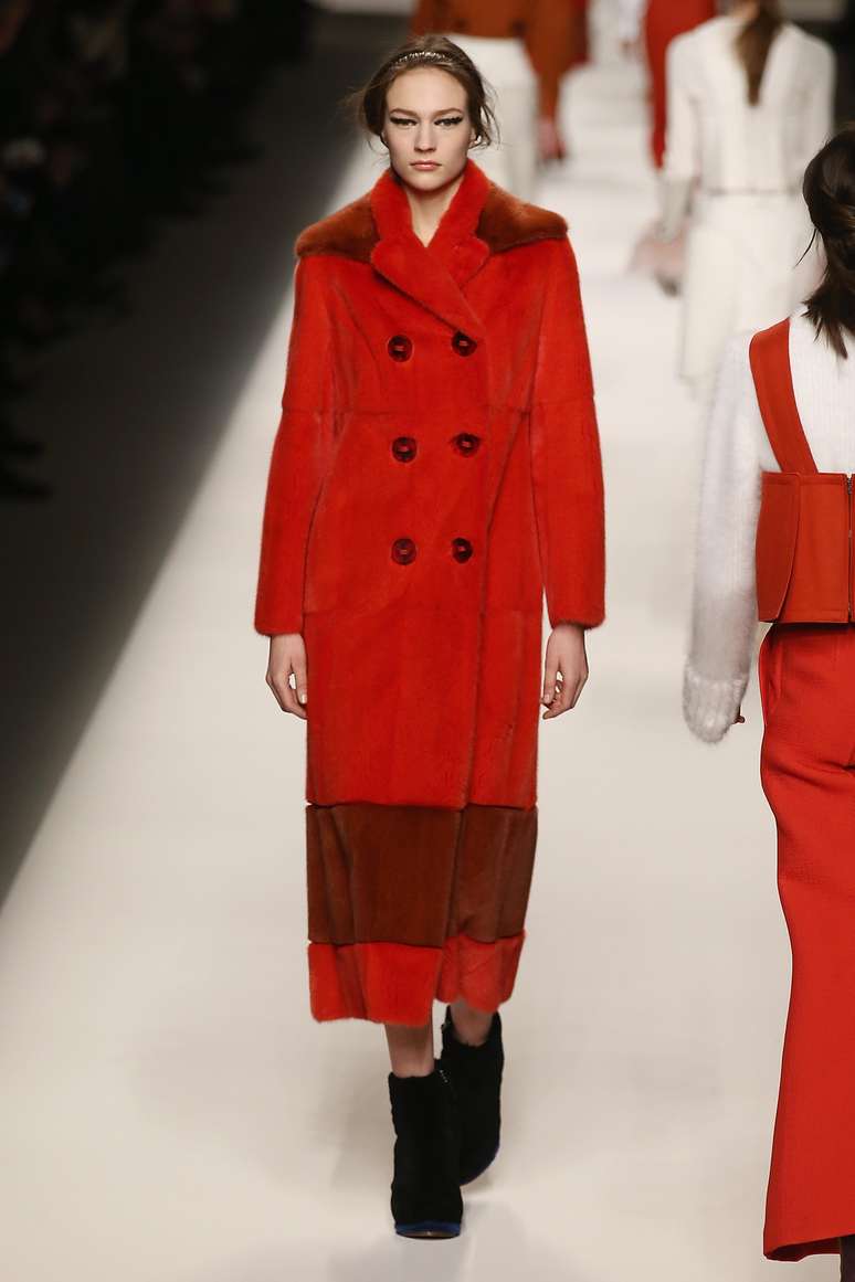<p>O longo, reto e vermelho &eacute; proposto por Karl Lagerfeld para a Fendi</p>