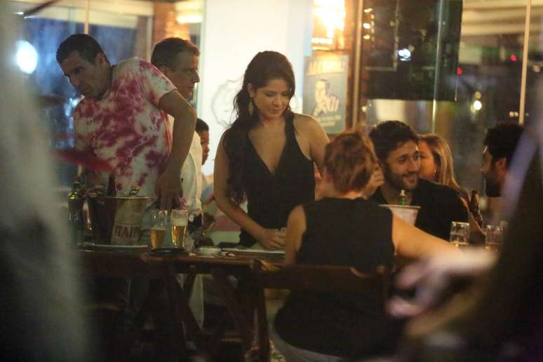 Samara Felippo aproveitou a noite ao lado do namorado e amigos famosos