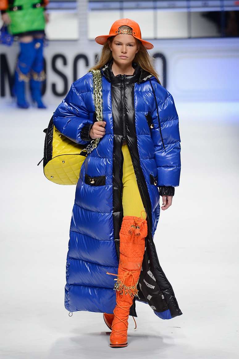 <p>O acolchoado azul da Moschino resgata os anos 90 e o streetwear</p>