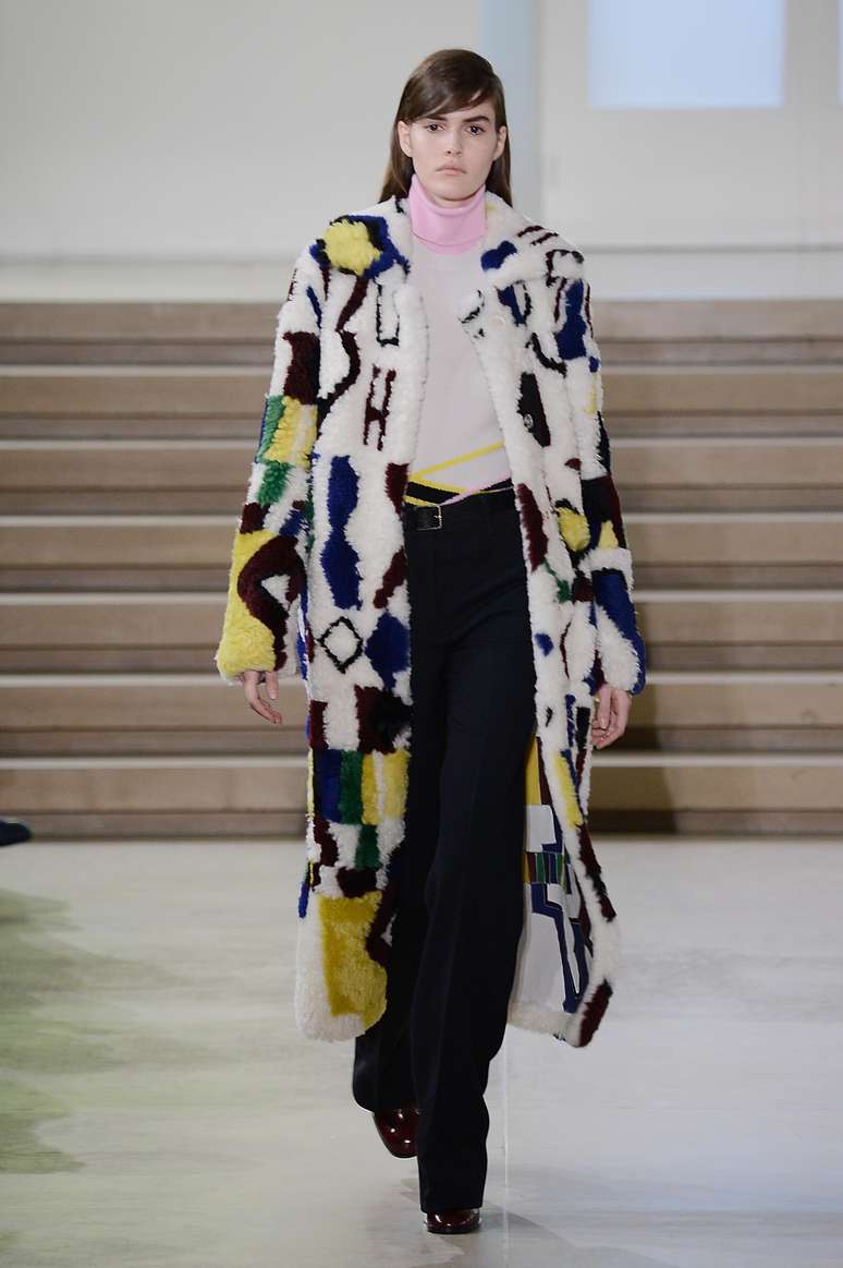 <p>As estampas coloridas, em alta nas coleções de outono-inverno, também estão nos casacos longos, como este da Jil Sander</p>