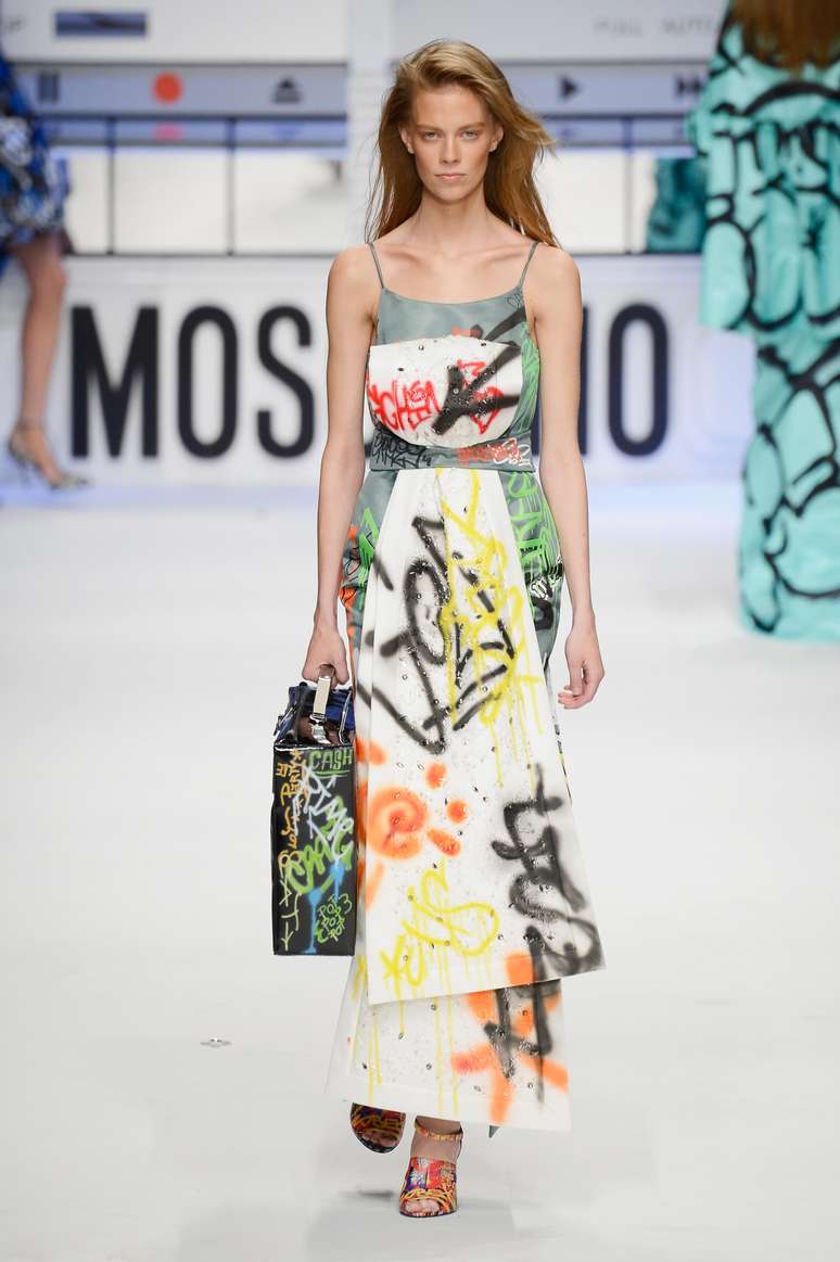 <p>E também grafites como estampas, direto dos anos 90: Moschino</p>