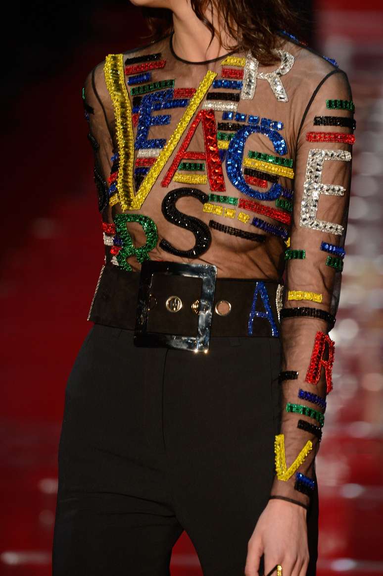 <p>Versace, além de escrever o nome da marca em letras coloridas, apostou no tule transparente para garantir a sensualidade implícita da grife</p>