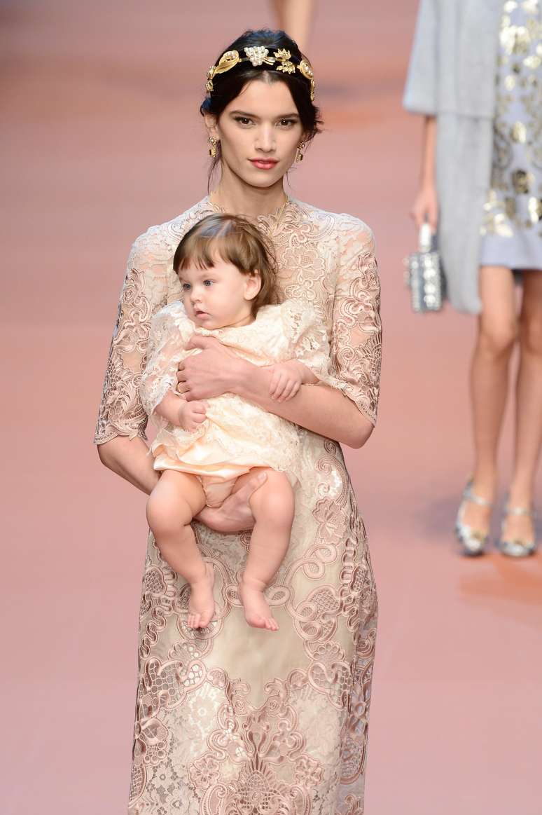 <p class="text">Modelo com bebê no colo também fez parte da coleção de outono inverno da Dolce & Gabbana</p>