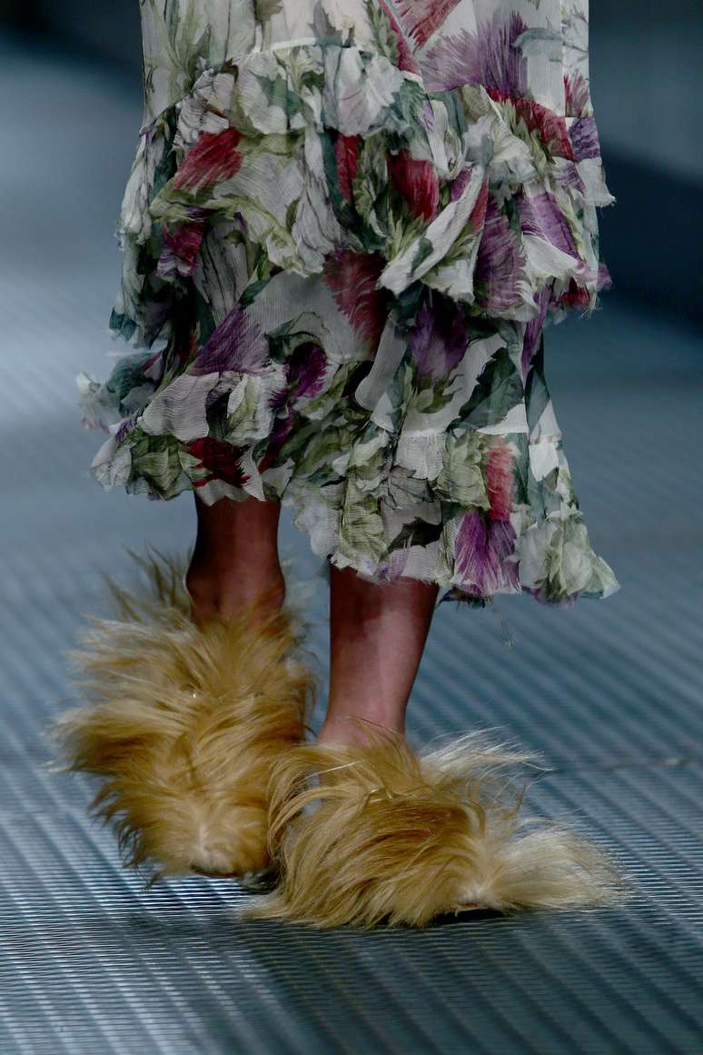 <p>E em sua estreia na direção criativa da Gucci, onde estava desde 2002, antes como diretor da linha de acessórios, Alessandro Michele levou um ar menos formal e mais divertido à marca, como essas pantufas de pele </p>