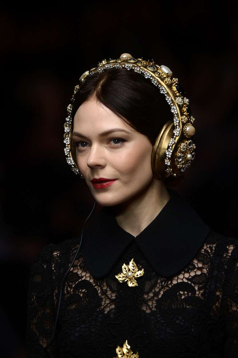 <p>Os fones de ouvidos customizados com pérolas e pedras chamaram a atenção no desfile da Dolce & Gabbana, mas...</p>