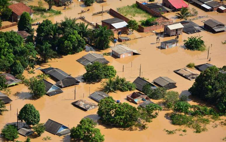 <p>Em Rio Branco cheia do rio afetou 75 mil pessoas</p>