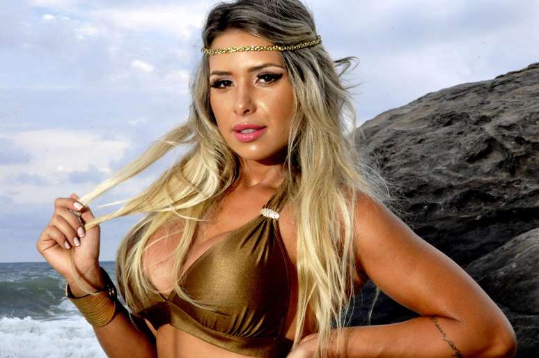 Alessandra Batista é uma das ring girls do XFC; a legendete posou para ensaio fotográfico na Praia do Abricó, no Rio de Janeiro