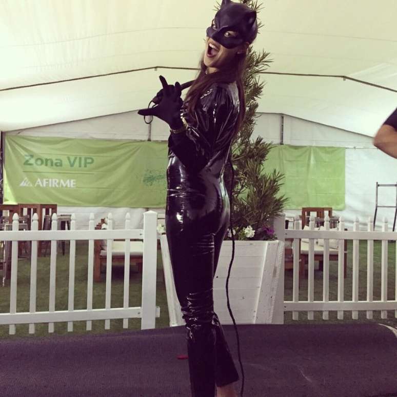 Ana Ivanovic se vestiu de Mulher-Gato em festa no México