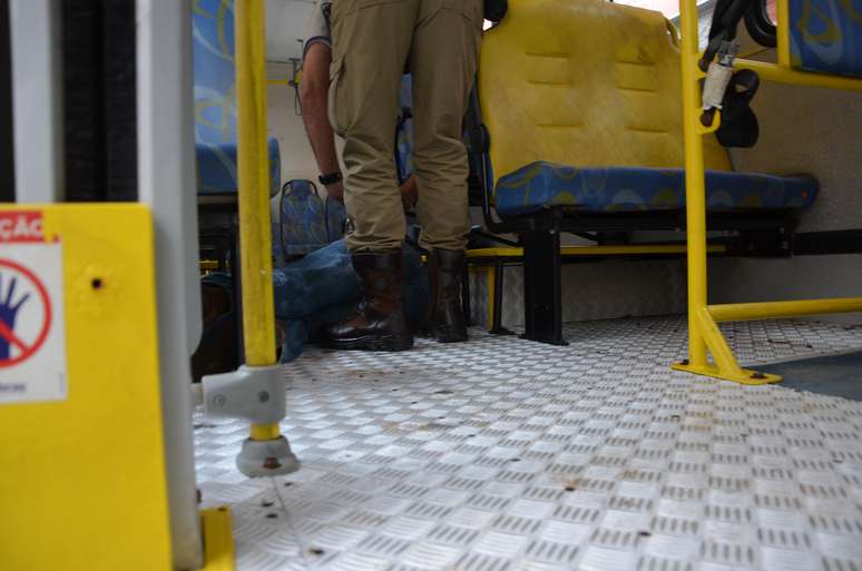 A vítima foi baleada dentro de um ônibus da linha Vilas Serranas/Uesb