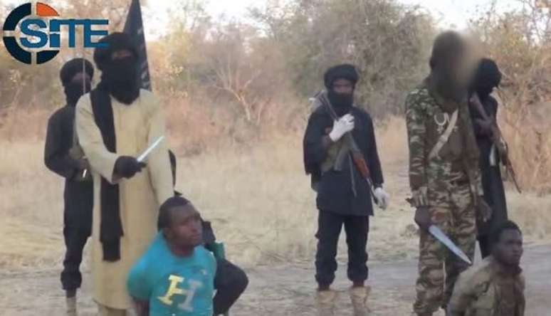 Imagens mostram membros do Boko Haram nigeriano decapitando supostos espi&otilde;es