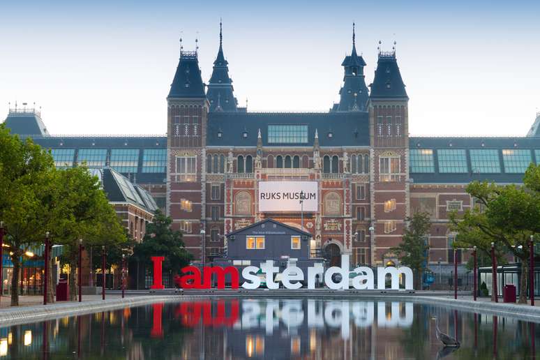 A Praça dos Museus é onde fica a famosa placa I amsterdã