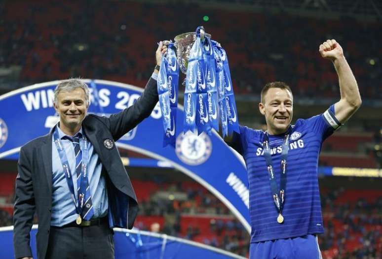 Capitão do Chelsea, John Terry, e técnico da equipe, José Mourinho, erguem a taça da Copa da Liga Inglesa. 01/03/20145