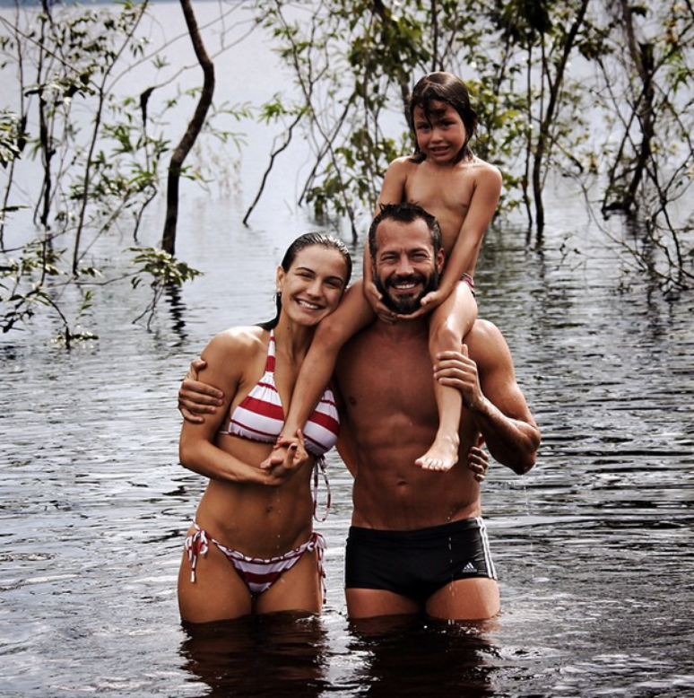 Malvino Salvador posa com a esposa e a filha na Amazônia 