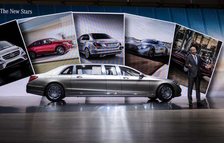 Limusine de 6,5 metros é mostrada em Genebra