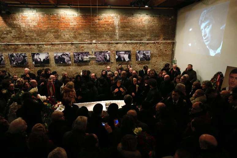 Pessoas em volta do caixão de Boris Nemtsov durante seu velório, em Moscou.  03/03/2015