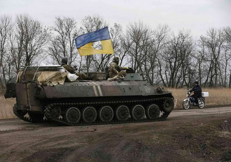 Membros das Forças Armadas da Ucrânia, em Artemivsk.  03/03/2015