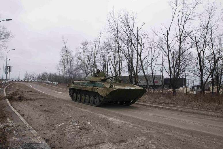 Tanque dos separatistas na região do aeroporto de Donetsk, leste da UCrânia, nesta terça-feira. 03/03/2015