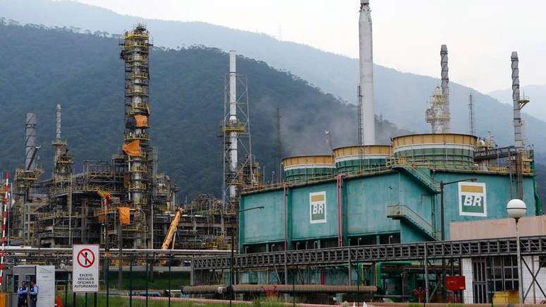 Una refinería de Petrobras en Cubatao, Brasil, feb 25 2015. Brasil produjo en enero más de 3 millones de barriles de petróleo y de gas natural equivalente por día (bped) por segundo mes consecutivo, un incremento de más de 20 por ciento frente al mismo mes del año pasado.